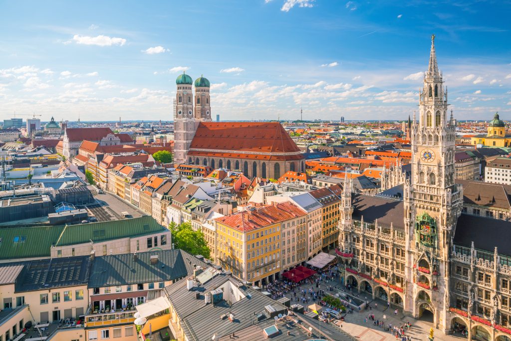 Münchner Skyline mit dem Rathaus am Marienplatz